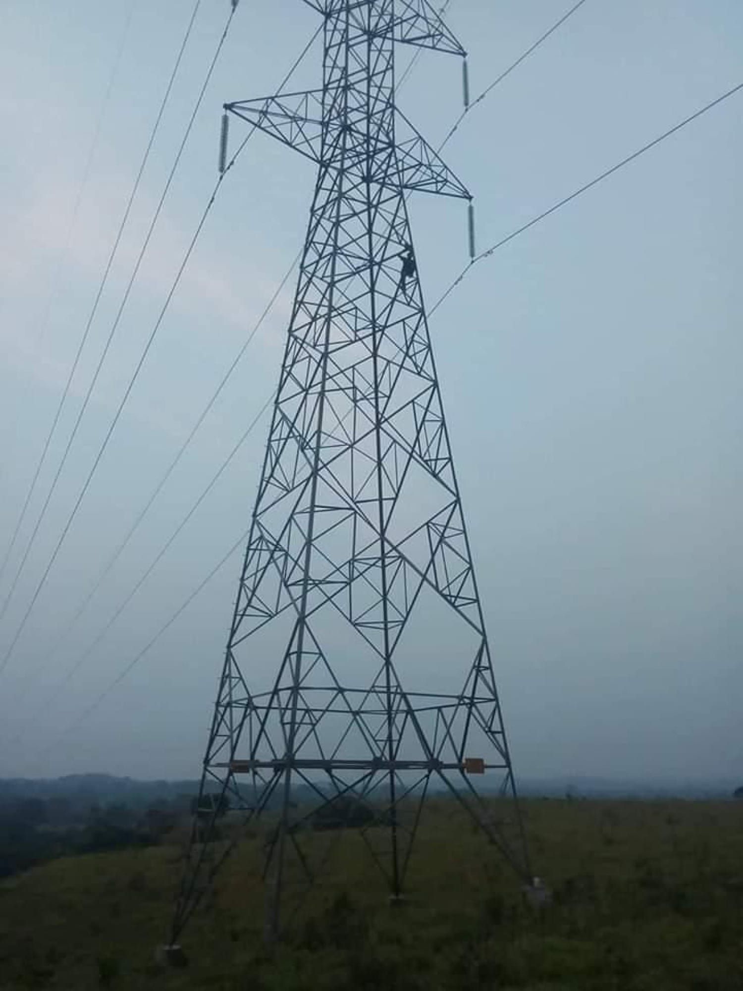 ¡MUERE TÉCNICO AL CAER DE TORRE DE CFE!