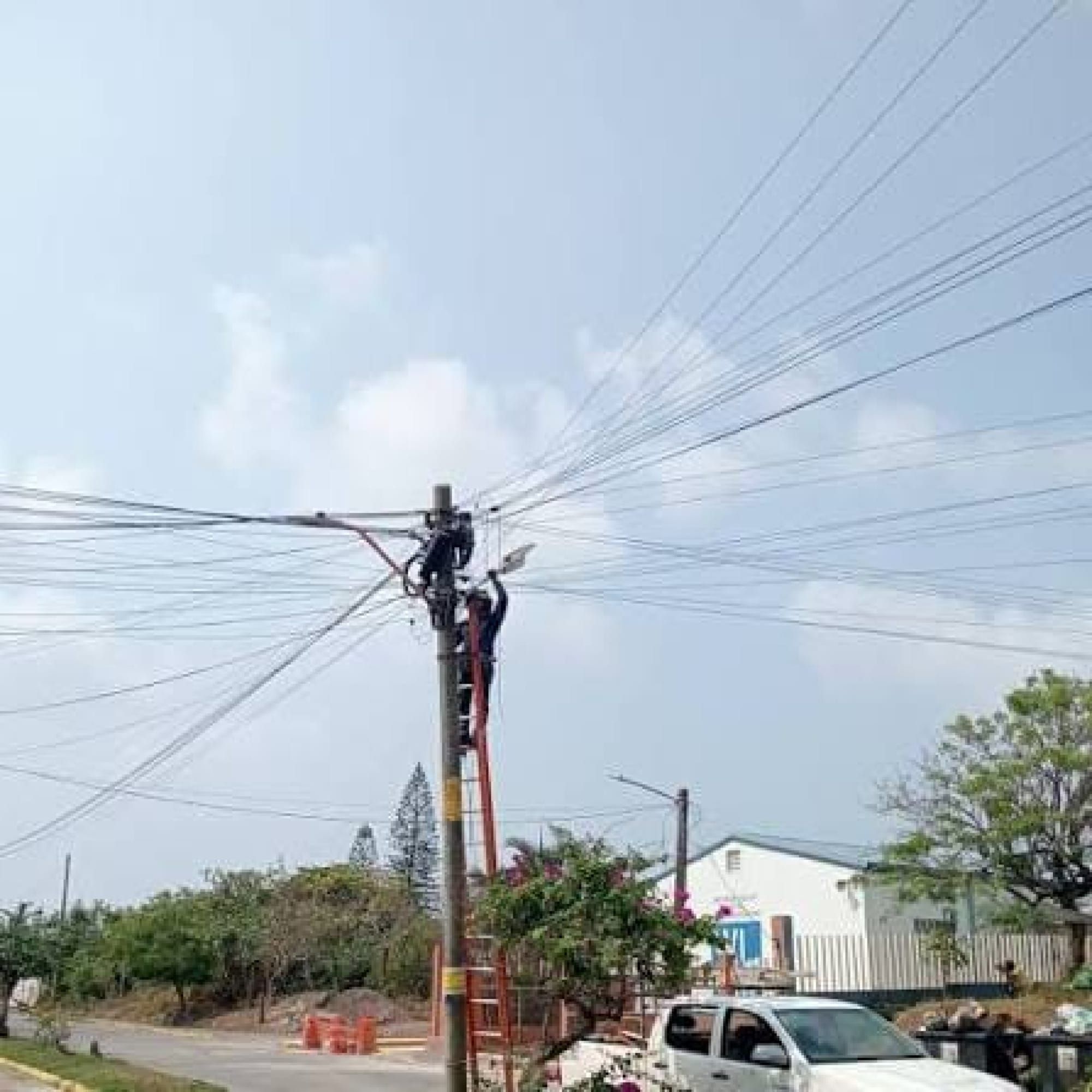 ¡MUERE ELECTRICISTA POR CAÍDA DE GRÚA EN ALVARADO!