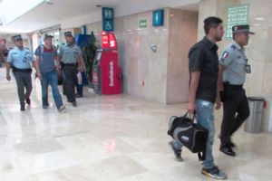 ASEGURA A CINCO GUATEMALTECOS EN EL AEROPUERTO