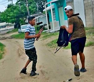 ¡SORPRENDEN VECINOS A PAREJA DE “ROBA-CABLES”!