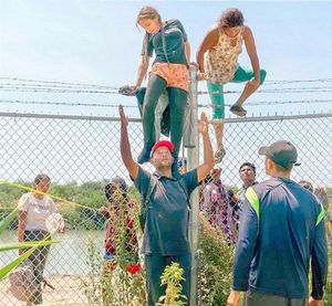 ¡NI BOYAS, NI CERCAS FRENAN PASO DE MIGRANTES A EU!