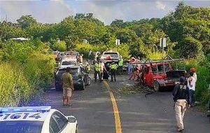 ¡SIETE HERIDOS DEJA ENCONTRONAZO EN ALTO LUCERO!- CHOCAN DE FRENTE AUTO CONTRA CAMIONETA