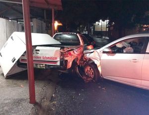 ¡SE LE ATORA LA CAJA DE VELOCIDADES Y SE IMPACTA CON CAMIONETA!