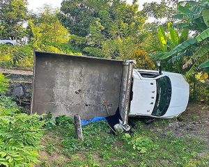 ¡CAMIONETA SE QUEDA SIN FRENO Y CAE AL BARRANCO!