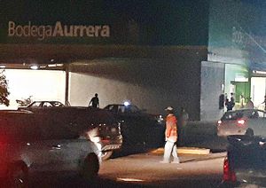 ¡ATACA BANDA DE  “CRISTALEROS” EN EL ESTACIONAMIENTO DE MAMÁ LUCHA! -En Lomas del Coyol