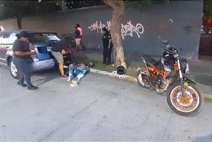 ¡CAMIONETÓN EMBISTE A MOTO-REPARTIDORA! -La Conductora se dio a la Fuga