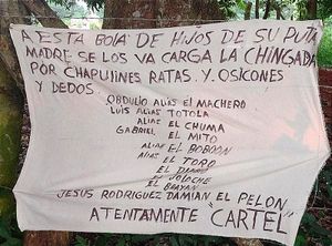 ¡CUELGAN MANTAS CON AMENAZAS EN ACAYUCAN!