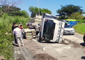 ¡SE VOLTEA CAMIÓN MATERIALISTA EN EL NUEVO VERACRUZ! -Por falla mecánica