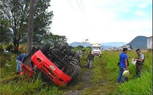 ¡VUELCA TRÁILER Y APARECEN LOS "RAPIÑEROS"! -Le Pega a un Poste y Corta la Luz, Internet y Tele
