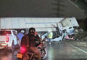 ¡TRÁILER SE DESBARATA EN LA AUTOPISTA! -Derrapa por exceso de Velocidad