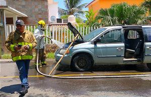 ¡SE CHAMUSCA CAMIONETA EN EL TEJAR!