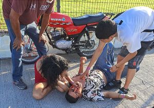 APARATOSO ACCIDENTE ocurrió en la zona norte de la ciudad, cuando los tripulantes de una motocicleta cayeron al asfalto.