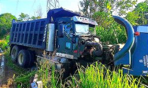 ¡CARRETERAZO: 3 MUERTOS! Después del brutal impacto la Camioneta de Transporte Rural Salió Volando para Terminar Volcada en la Carretera Las Choapas-Cerro de Nanchital