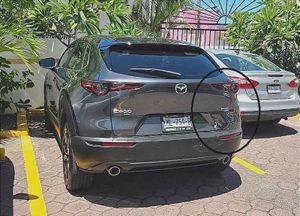 ¡DAÑAN CAMIONETA EN EL ESTACIONAMIENTO DE LOS FAROLITOS! -Nadie vio nada