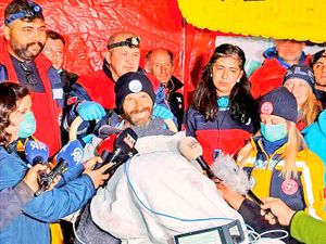 ¡MARK DICKEY SOBREVIVE! -Estuvo atrapado nueve días en una cueva