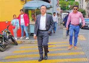 ¡SE VA O SE QUEDA! -“Yo me muevo a Través de mis Convicciones”, dice