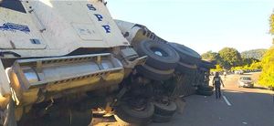 ¡VUELCA Y QUEDA DESTROZADO TRACTOCAMIÓN EN MALTRATA! -Rapiñeros roban cargamento de sopas