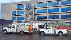 ¡ABUELITOS VAN A LA CONSULTA Y QUEDAN ATRAPADOS EN EL ASCENSOR DEL ISSSTE! -VIGILANTES IMPIDIERON EL ACCESO A BOMBEROS Y PC