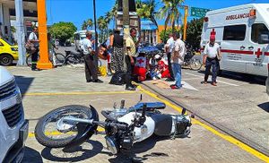 ¡HACEN CHUZA Y LA MOTO TERMINA ARROLLANDO A ESTUDIANTES DE ENFERMERÍA!