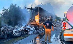 ¡SE INCENDIA TRACTOCAMIÓN DESPUÉS DE CHOCAR CON VOLTEO!
