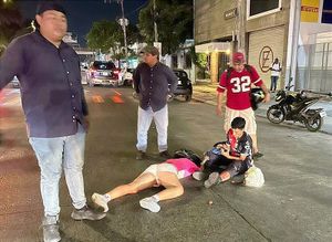 ¡TAXISTA ARROLLÓ A PAREJA DE NOVIOS!