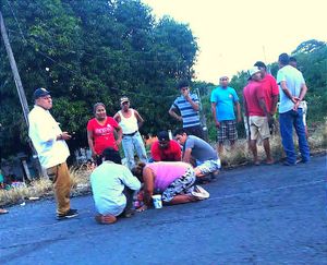 ¡ABUELITA MUERE EN CARRETERAZO! -El conductor responsable bajó del vehículo y se dio a la fuga corriendo, abandonando a un acompañante de 20 años que fue detenido