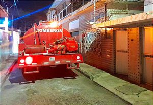 ¡APAGAN A CUBETAZOS CONATO DE INCENDIO EN VIVIENDA DE LA COLONIA CRISTÓBAL COLÓN!