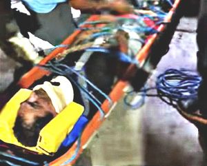 ¡CAE DEL PUENTE Y DA EL GRITO EN LA AMBULANCIA!