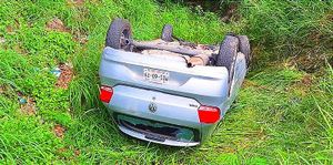 ¡CONDUCTORA DERRAPA Y CAE A CANAL DE DESAGÜE! -APARATOSO ACCIDENTE EN LA CURVA QUE VA AL AEROPUERTO -Un punto conocido por ser propenso a accidentes similares