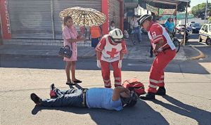 ¡CONDUCTORA IMPACTA A “JINETE DE ACERO” Y LO MANDA CONTRA EL PAVIMENTO!