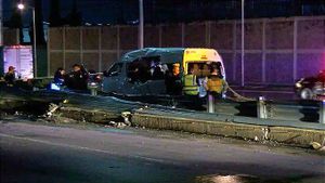 ¡TRÁILER EMBISTE UNA CAMIONETA DE TURISTAS COLOMBIANOS! -Se le reventó una llanta, Un Muerto y 5 lesionados