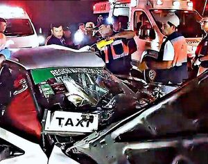 ¡CHOCA DE FRENTE CON CAMIONETA Y TAXISTA TERMINA PRENSADO! -En Martínez de La Torre