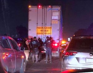 ¡ASEGURAN EN ORIZABA TRÁILER ROBADO EN  LA CASETA DE ESPERANZA!