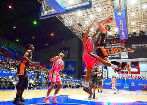 ¡DESPLUMAN A LOS HALCONES ROJOS! -De Nuevo en Queretaro