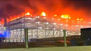 ¡SE PRENDE EL ESTACIONAMIENTO DEL AEROPUERTO EN LUTON! -HAN CANCELADO TODOS LOS VUELOS