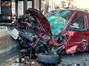 ¡NO LLEGO AL VELORIO! -Tres heridos deja choque de carroza fúnebre con caseta de cobro