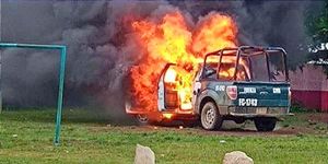 ¡QUEMAN LLANTAS Y UNA PATRULLA EN TEZONAPA! -Ya se Cansaron de los Abusos de Autoridad y las Extorsiones