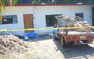 ¡ASESINAN A BALAZOS A TRABAJADOR EN TLAPACOYAN! -Cuando descargaba materiales de construcción