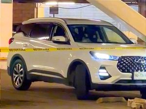 "...ME ESTAN ROBANDO LA CAMIONETA EN ESTE MOMENTO..." -¡A PUNTA DE PISTOLA, A DOS MUJERES, DURANTE LAS COMPRAS DEL DÍA!