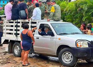 ¡“NO HAY MANERA DE PASAR, PRESIDENTE”, DICEN A AMLO! -Se quedó varias veces varado en el trayecto