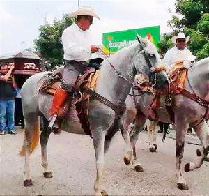 ¡ÚLTIMO ADIÓS AL EX ALCALDE WILMAN MONJE! -Entre Aplausos, Porras y Mariachis Exigieron Justicia