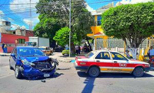 ¡SALEN DOS MUJERES LESIONADAS! -En Choque en el  Fraccionamiento Reforma