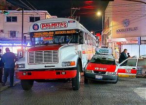 ¡SE DAN DE CACHETITO EN EL MERCADO! -Choca un Palmitas con el taxi 4837