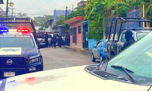 ¡DETIENEN EN COATZINTLA A OCHO ARMADOS! ...Los Policías los Rodearon, Aseguran un Vehículo y un Domicilio