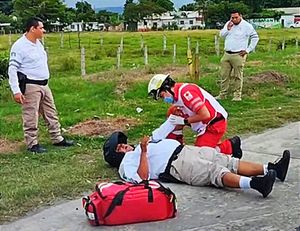 ¡SE LE CIERRA CAMIONETA Y PATRULLERO DE TRÁNSITO ATERRIZA EN EL ASFALTO! -En Martínez de la Torre