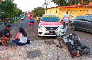 ¡CHOCAN CON TAXI Y ESTUDIANTES TERMINAN SOBRE EL PAVIMENTO! -En la Pocitos y Rivera