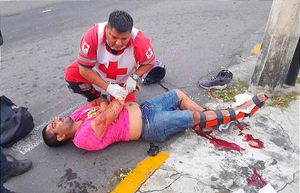 ¡SE PASA EL SEMÁFORO EN ROJO Y HACE CHUZA CON MOTO-REPARTIDOR! -En Simón Bolívar y Negrete