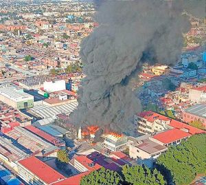 ¡INFIERNO EN LA CDMX! -Se Quema Bodega de Zapatos en Tepito
