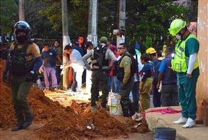 ¡MUEREN SEPULTADOS! -TONELADAS DE ARENA CAYERON SOBRE TRES TRABAJADORES...El operador de una retroexcavadora al ver a sus dos compañeros enterrados trató de ayudarlos pero quedó atrapado en otro derrumbe de tierra