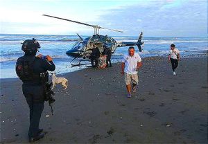 ¡RESCATAN A PERSONAS DE AHOGARSE EN PLAYA DE CAZONES! -Las Jaló el Mar
